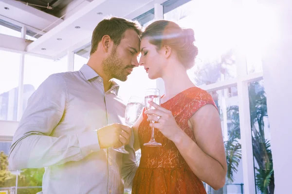 Paar proosten glazen champagne — Stockfoto