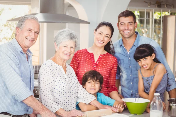 Família multigeração na cozinha — Fotografia de Stock