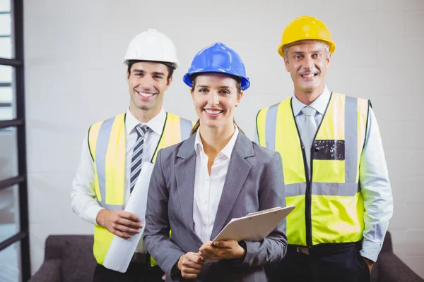 Arquitetos sorridentes com área de transferência — Fotografia de Stock