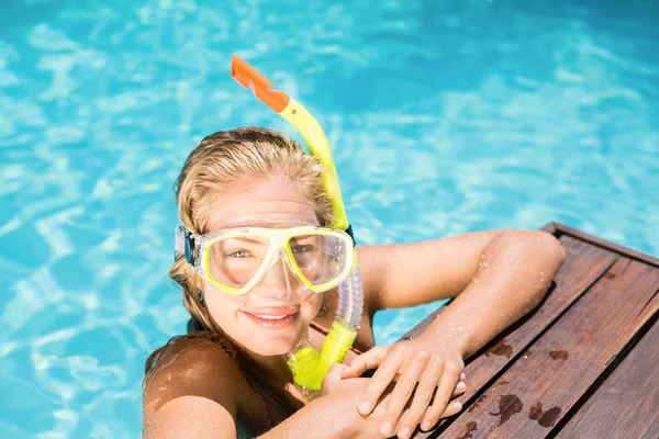 Kvinna med snorkelutrustning lutad mot poolsidan — Stockfoto