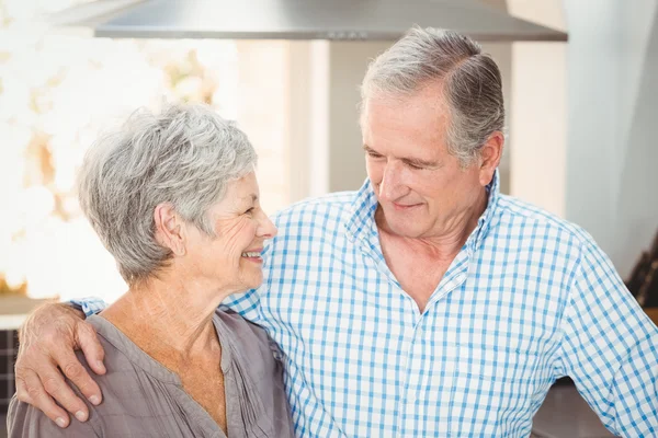 Szczęśliwa para starszy patrząc na siebie — Zdjęcie stockowe