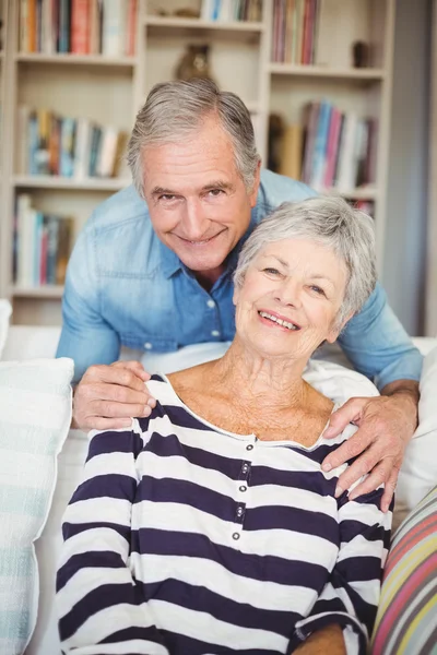 Portret van senior paar in woonkamer — Stockfoto