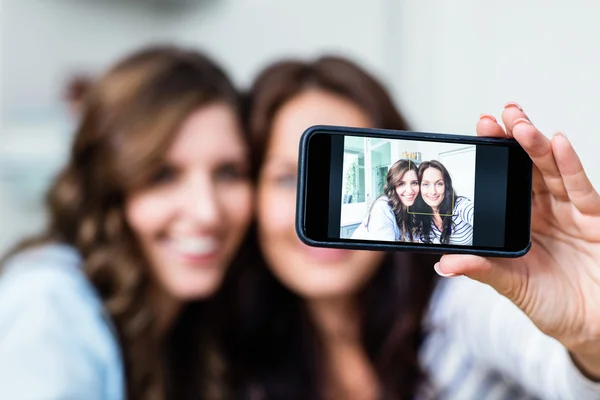 Vriendinnen fotograferen met smartphone — Stockfoto