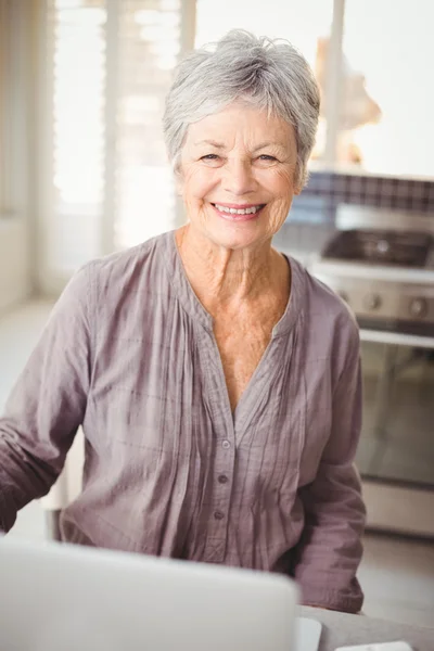 Porträtt av glad äldre kvinna — Stockfoto