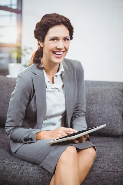 Mulher de negócios usando tablet digital — Fotografia de Stock