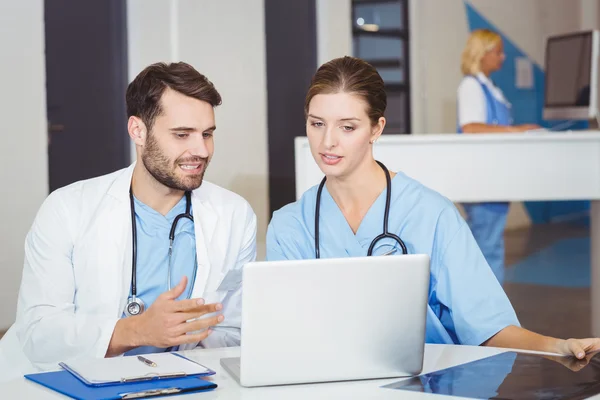 Los colegas médicos utilizando el ordenador portátil — Foto de Stock