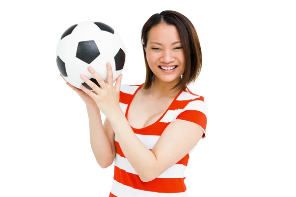 Jovem mulher segurando futebol — Fotografia de Stock