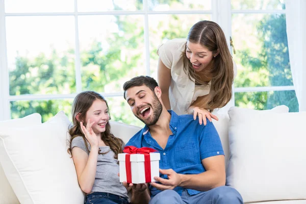 Man verrast met gave gegeven door familie — Stockfoto