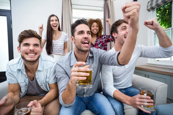 Freunde jubeln beim Fußballgucken — Stockfoto