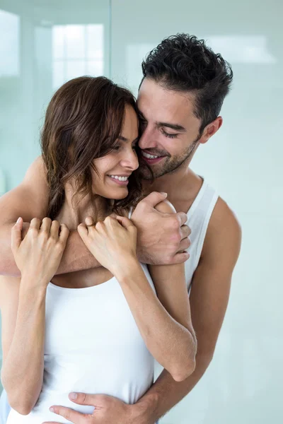 Hombre abrazando hermosa esposa — Foto de Stock