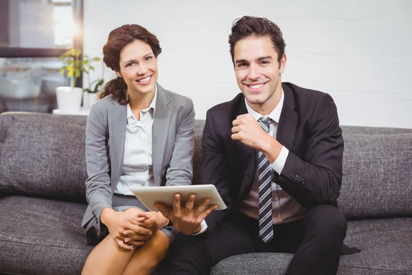 Mensen uit het bedrijfsleven met behulp van digitale Tablet PC — Stockfoto