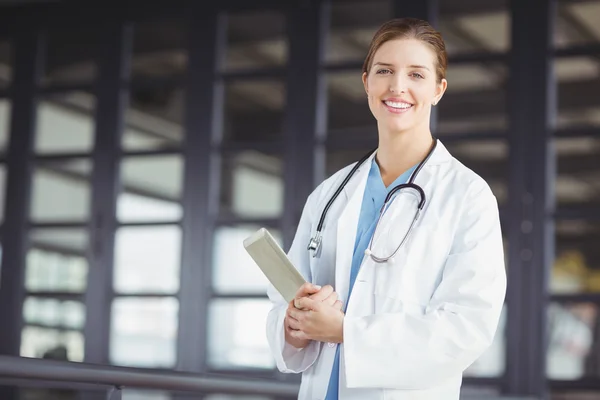 Ärztin mit digitalem Tablet — Stockfoto