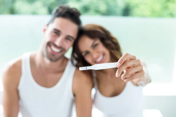 Casal mostrando kit de gravidez — Fotografia de Stock