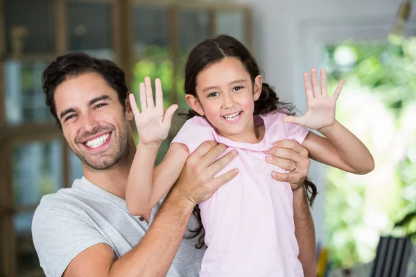 Pai carregando filha — Fotografia de Stock