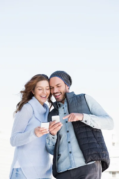 Couple using mobile phones — Stock Photo, Image