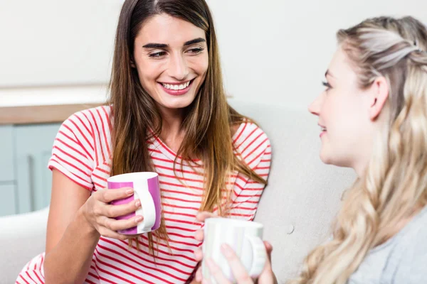 Vriendinnen glimlachen terwijl het drinken van koffie — Stockfoto