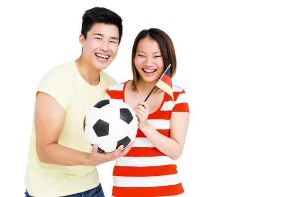 Paar mit Fußball und Fahne — Stockfoto