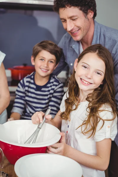 Дети с отцом на кухне — стоковое фото