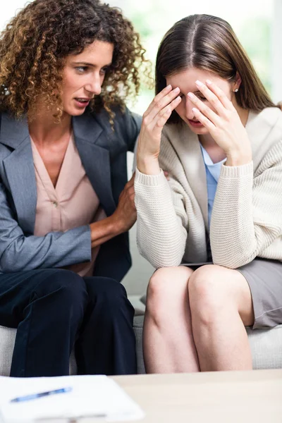 Psicólogo aconselhamento mulher deprimida — Fotografia de Stock