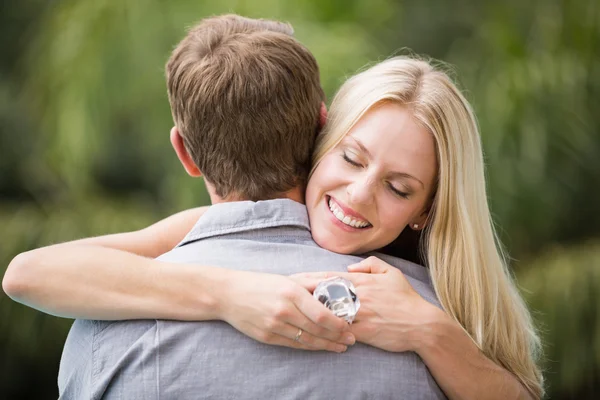 Vrouw met ogen gesloten knuffelen man — Stockfoto