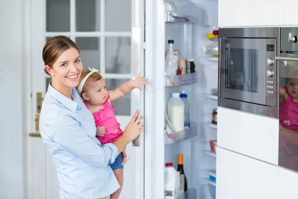 Mujer abriendo refrigerador — Foto de Stock