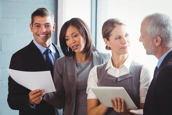 Imprenditori che lavorano in ufficio — Foto Stock