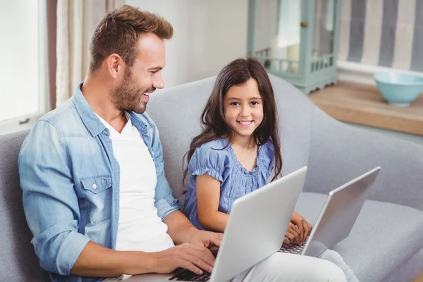 Feliz padre e hija utilizando el ordenador portátil —  Fotos de Stock