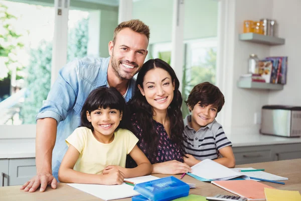 Ouders helpen kinderen huiswerk — Stockfoto