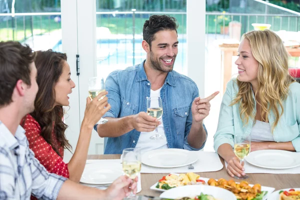 Jonge vrienden bespreken — Stockfoto