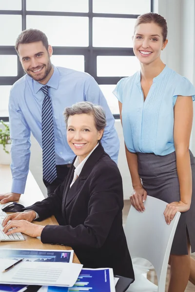 Business people at computer desk — Stock Photo, Image