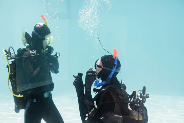 Man proposing marriage in scuba gear — Stock Photo, Image