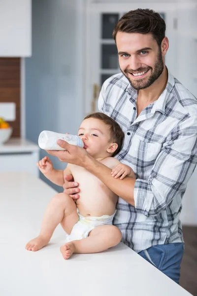 Pai alimentando leite ao filho — Fotografia de Stock