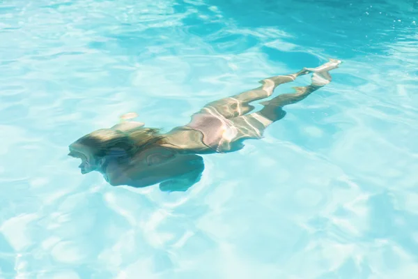 Mujer nadando en la piscina — Foto de Stock