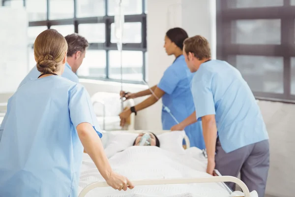 Grupp läkare som kvinnlig patient — Stockfoto