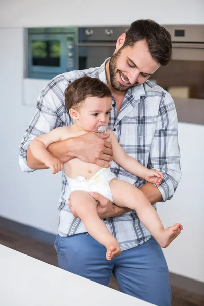 Padre llevando hijo — Foto de Stock