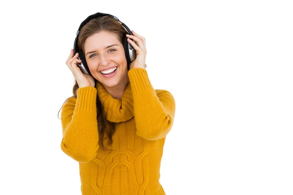 Žena poslouchající hudbu na sluchátkách — Stock fotografie