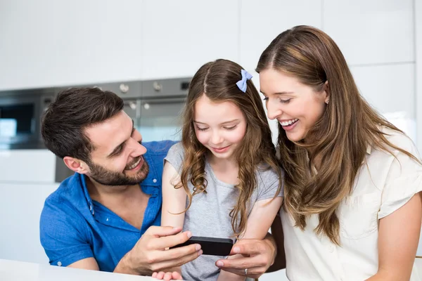 Uomo che mostra smart phone alla famiglia — Foto Stock