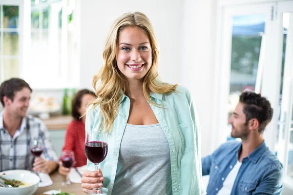 Mujer sosteniendo copa de vino tinto —  Fotos de Stock