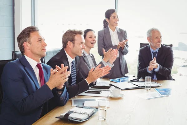 Empresários na Sala de Conferências — Fotografia de Stock