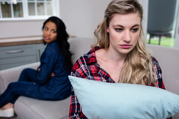 Mujer molesta sosteniendo almohada — Foto de Stock