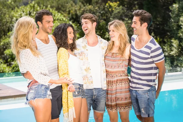 Grupp vänner pratar nära pool — Stockfoto