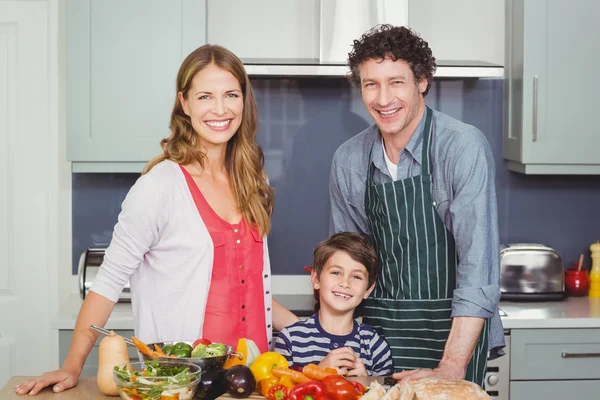 Família feliz na cozinha — Fotografia de Stock