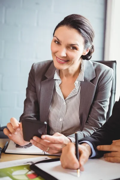 Businesswoman pomocí mobilního telefonu — Stock fotografie