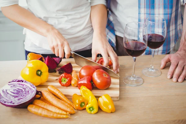 Woman cutting tomatoes with husband — Stock Photo, Image