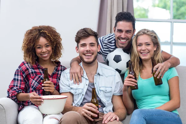 Φίλους, απολαμβάνοντας την μπύρα ενώ παρακολουθείτε ποδόσφαιρο — Φωτογραφία Αρχείου
