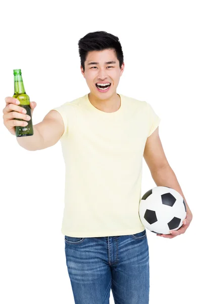 Ventilatore con bottiglia di birra e calcio — Foto Stock