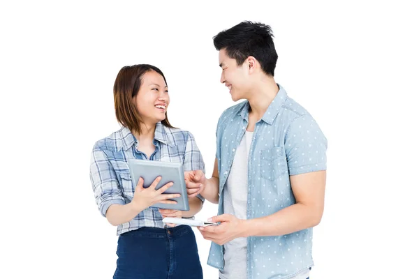 Pareja feliz usando tableta digital — Foto de Stock