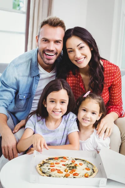 Família de quatro desfrutando de pizza — Fotografia de Stock