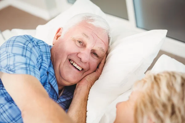 Poman liegt mit Frau auf Bett — Stockfoto