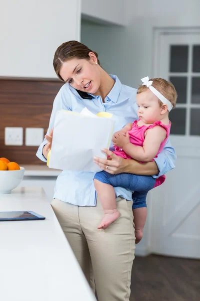 Vrouw op zoek in documenten — Stockfoto